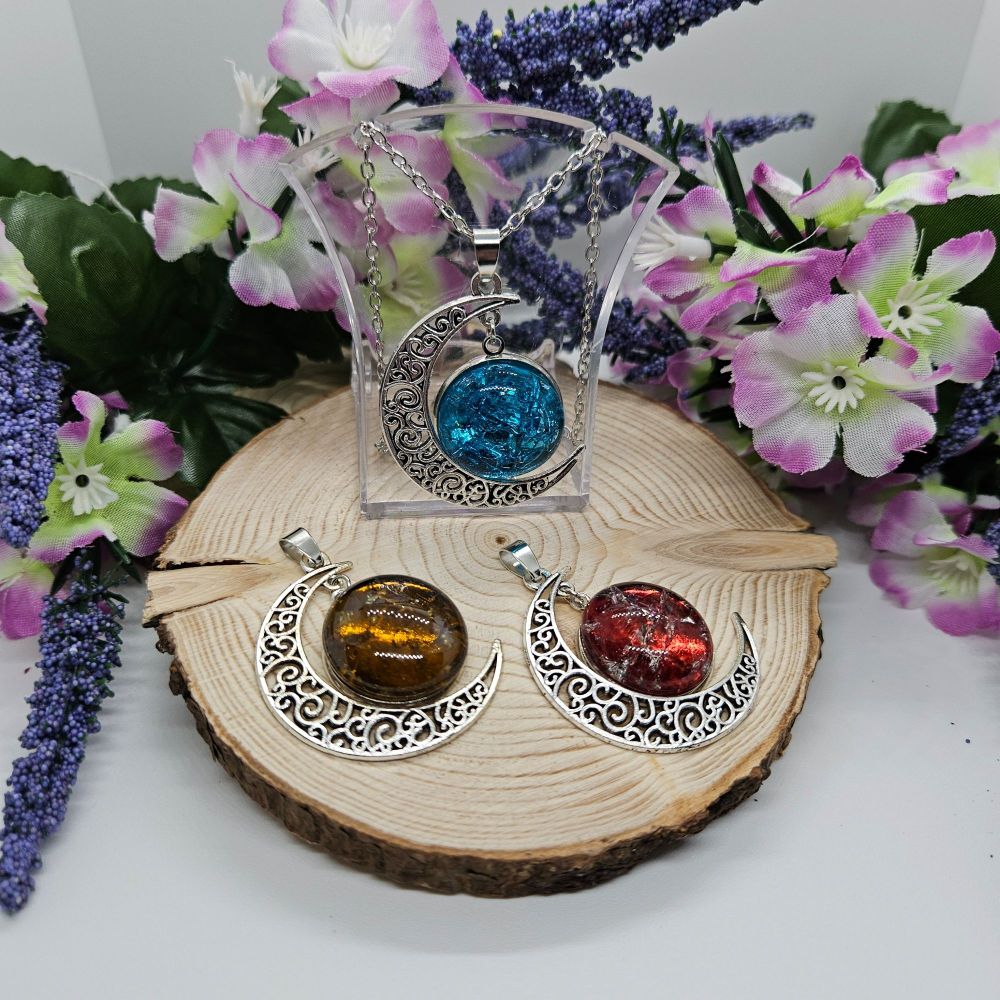 New pictures of my silver moon necklaces.

I am still working on updating the pictures for the black and bronze versions, so once I finish those, all of the listings will be updated.

 Thank you for your patience.  ^-^
