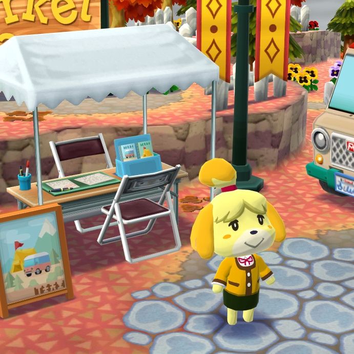 print do animal crossing pocket camp: isabelle (cachorra amarela) está perto de uma tenda com uma mesa, cadeiras, e guias de acampamento