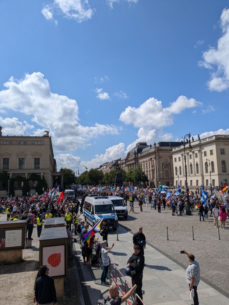 Verschwörungsideologischer Aufmarsch in Mitte, Gegenprotest am Rand