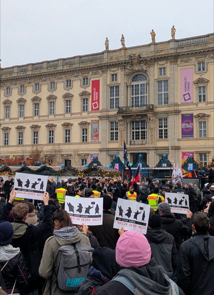Gegenproteste beim Auftakt der Neonazis am Schloss