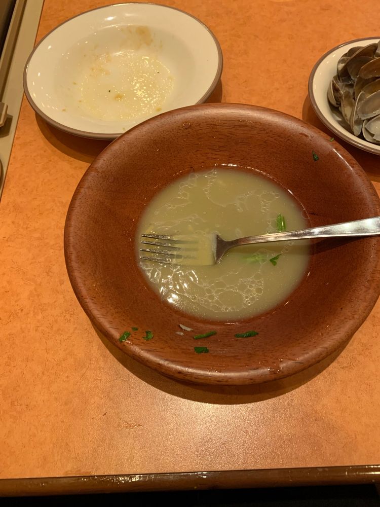 スープ入り塩味ボンゴレと蒸し鶏の香味ソース