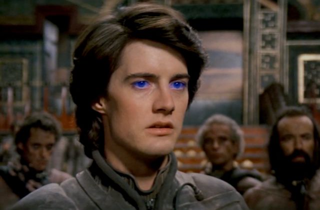 kyle maclachlan as paul atredis with glowing blue eyes.
