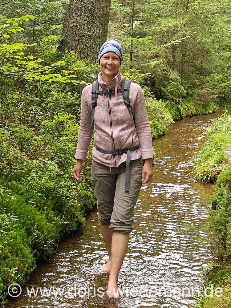 Doris Wiedemann läuft im Wasser des Kneipp Weges am Hennenkogel im Bayerischen Wald
