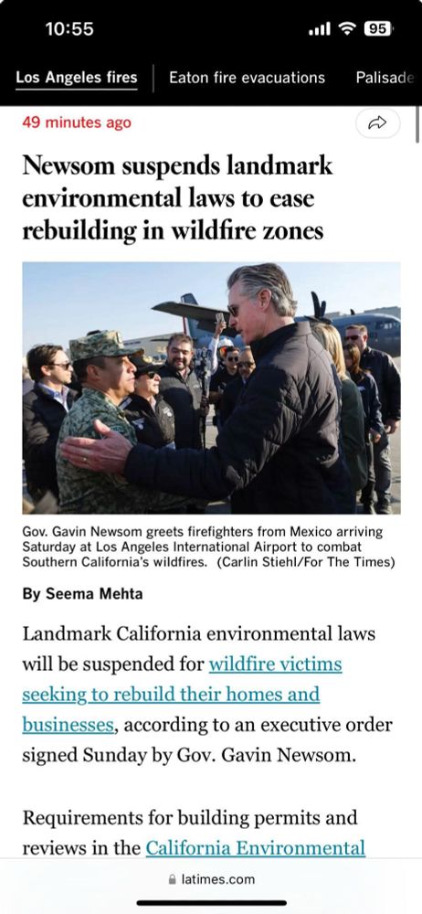 A screenshot of an LA Times story with the headline „Newsom suspends landmark environmental laws to ease rebuilding in wildfire zones“ 