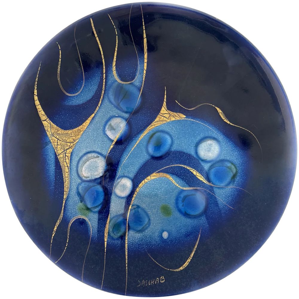 A flawless vintage 1950s handmade blues and gold copper enamel abstract modernist tray artwork by California multi-disciplinary artist/designer Sascha Brastoff (1917-1993). An incredible one of a kind work of abstract art in shades of blue and white with gold painted overtop the enamel! An exceptionally large example, and in flawless original condition! His work is getting harder and harder to find especially in the larger formats like this one! Measures 11.75" diameter by 1.75" high at rim when placed flat, and weighs over 2 pounds prior to packing. Signed at front as shown, "Sascha B." and has a number at back that is likely the design number. Brastoff designed these enamel artworks, but had professional enamelists make them for him to his specifications. This was the case with the bulk of his pieces as his designs crossed into so many different arts and crafts. As these enamel artworks were handmade, they are each unique with small differences in the execution of the design. See my last two photos for an image of the artist as a young man, and a short biography of him that I found online. There is an original hanging apparatus at back as shown. This is an enamel artwork, not a catch-all on a table where you throw your keys and coins. Enamel is quite fragile, and I suggest preserving it by displaying it on your wall or in a case. Excellent vintage condition.