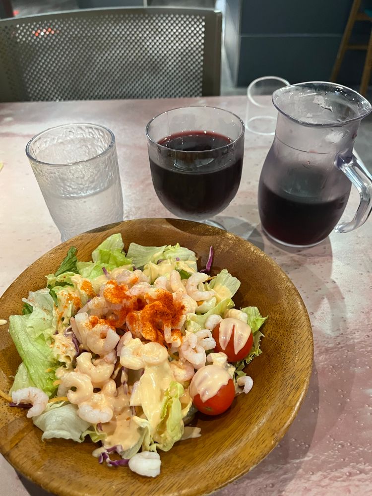 小エビサラダ、赤ワイン