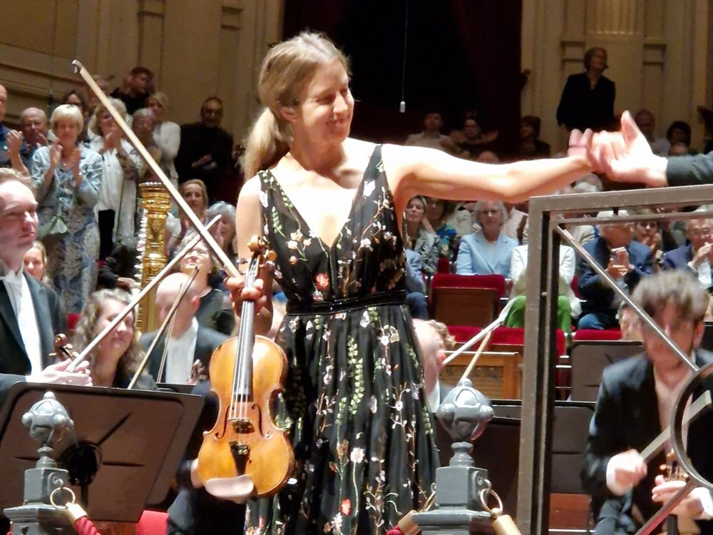 Violiste Vilde Frang neemt op het podium van de grote zaal in het Concertgebouw in Amsterdam, na afloop van het eerste vioolconcert van Sjostakovitsj, het applaus in ontvangst