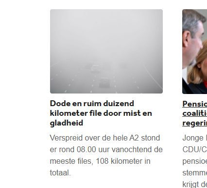 Kop "Dode en ruim duizend kilometer file door mist en gladheid", met daarboven een grijs vlak op de plaats waar normaal de foto staat. Bij nader inzien is het een foto van file in een heel dichte mist.