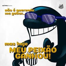 na imagem o baleião mascote do santos futebol clube comemora a vitória do jogo. 

legenda: não é querendo me gabar... mas hoje MEU PEIXÃO GANHOU!
