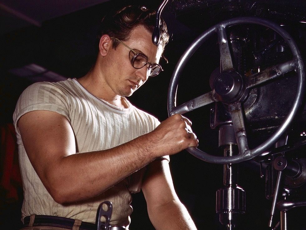 Alfred Palmer/OWI/LOC
https://www.theatlantic.com/photo/2011/08/world-war-ii-the-american-home-front-in-color/100122/
‘Alfred T. Palmer (1906-1993) was a photographer best known for his photographs depicting Americana during World War II as an Office of War Information photographer from 1942 until 1943.’ Wikipedia
