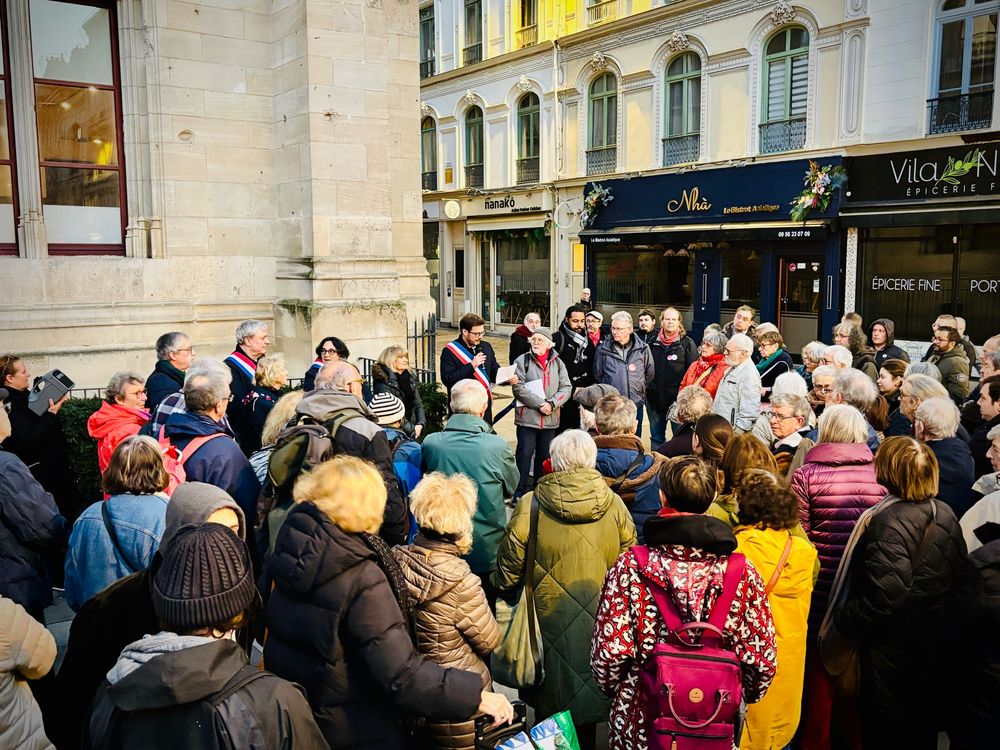 La Ville de Rouen inscrit la mémoire de Jules Durand dans son espace public. Près du Palais de Justice, une plaque rappelle son combat pour la justice sociale et l’injustice qu’il a subie. Que son histoire continue d’éclairer l’importance des droits syndicaux.