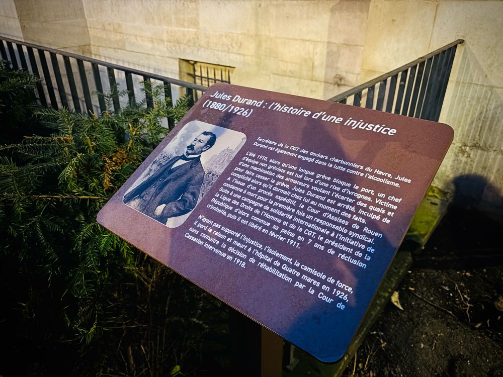 La Ville de Rouen inscrit la mémoire de Jules Durand dans son espace public. Près du Palais de Justice, une plaque rappelle son combat pour la justice sociale et l’injustice qu’il a subie. Que son histoire continue d’éclairer l’importance des droits syndicaux.