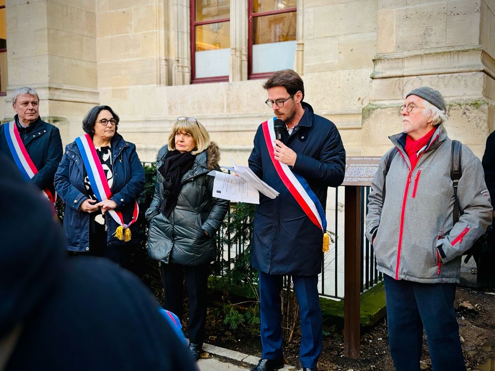 La Ville de Rouen inscrit la mémoire de Jules Durand dans son espace public. Près du Palais de Justice, une plaque rappelle son combat pour la justice sociale et l’injustice qu’il a subie. Que son histoire continue d’éclairer l’importance des droits syndicaux.