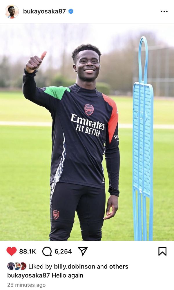 Bukayo Saka showin a Thumbs up