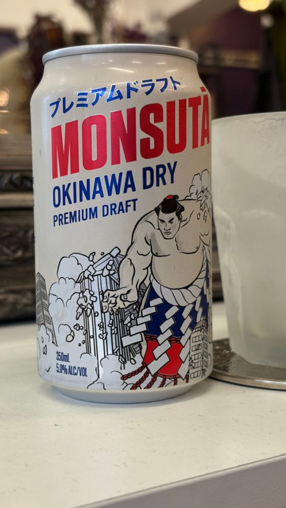 monsuta okinawa dry premium draft can next to a chilled glass