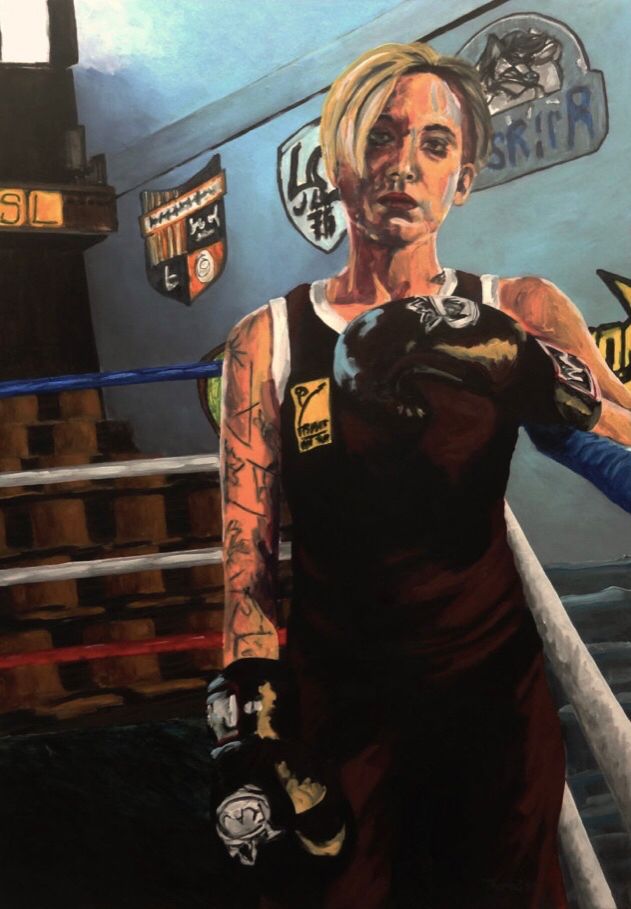 Portrait de Sophie L, en tenue de savate boxe française, se tenant debout dans un coin du ring, accoudée aux cordes. 