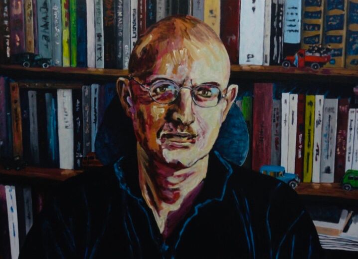 Portrait (acrylique sur toile) d’Olivier R, en buste, qui pose devant sa bibliothèque. 