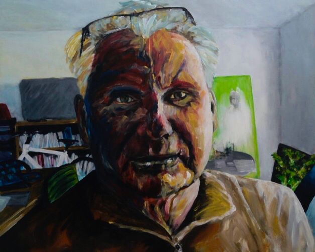 Portait de Guy B, en buste , chez lui, avec son intérieur en fond. 