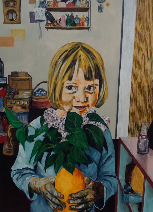 Portrait, acrylique sur toile, de Renée tenant dans ses mains un vase avec du lilas . 