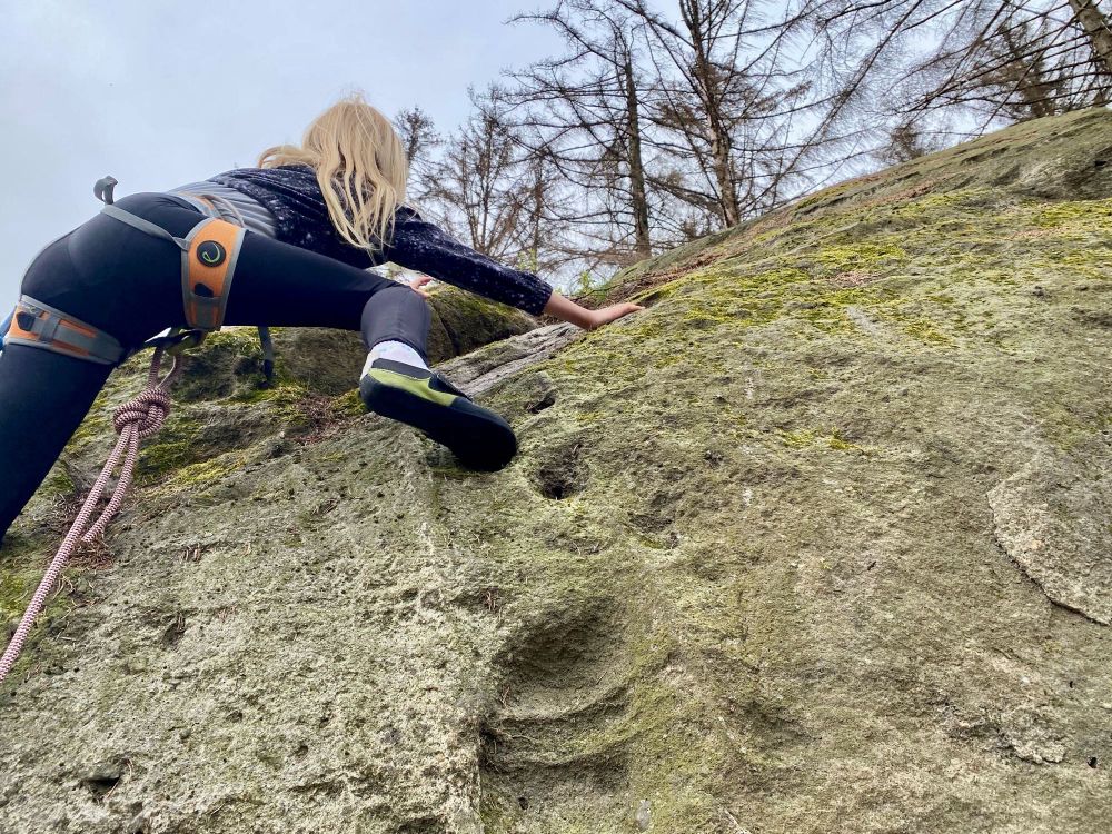 Mädchen am Fels beim Klettern