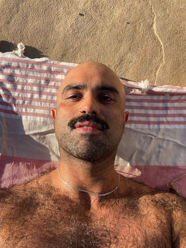 Yours truly, wet and pouting because that’s what you girlies like. I’m actually not pouting the water was cold and I was trying not to make my teeth chatter. I’m wet because of said water and laying on a striped town on this glorious Sydney sandstone 