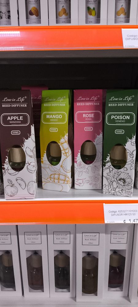 Cuatro paquetes de difusores de caña con aromas de manzana, mango, rosa y... veneno, tal cual