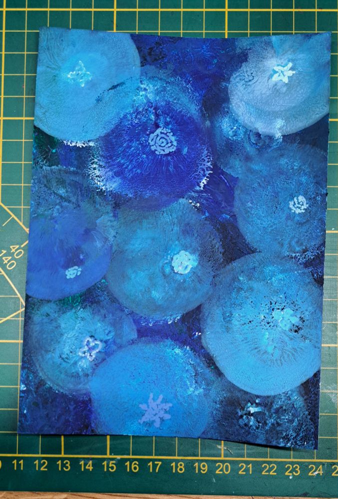 Erster Versuch, alles in relativ einheitlich Blautönen gehalten (grün und violett haben sich sehr untergemischt), die Muster im Quallenkopf sind mit Acrylmarkern nachgearbeitet. 