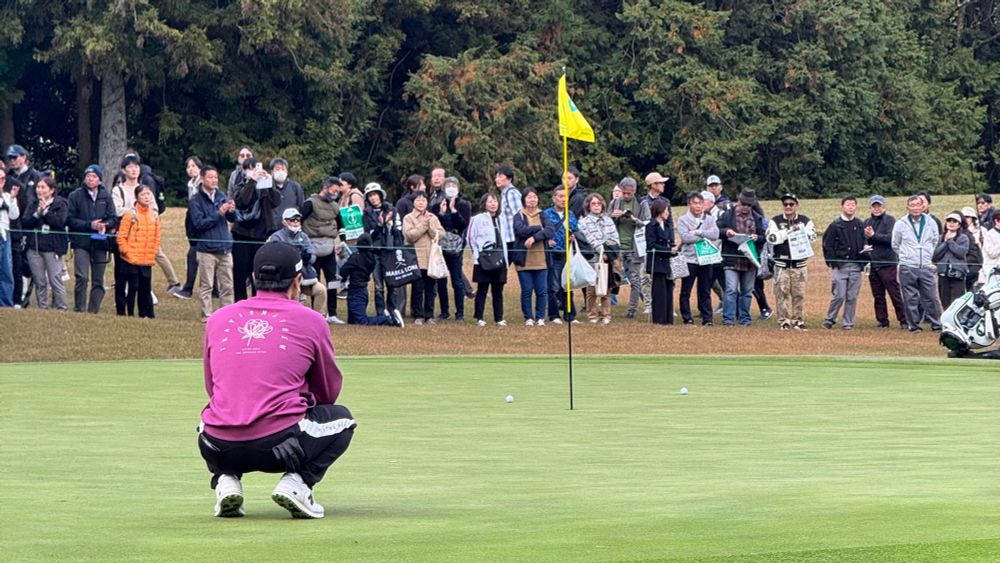 カップを眺める石川遼プロ

Ryo Ishikawa's back looking at the cup. 
