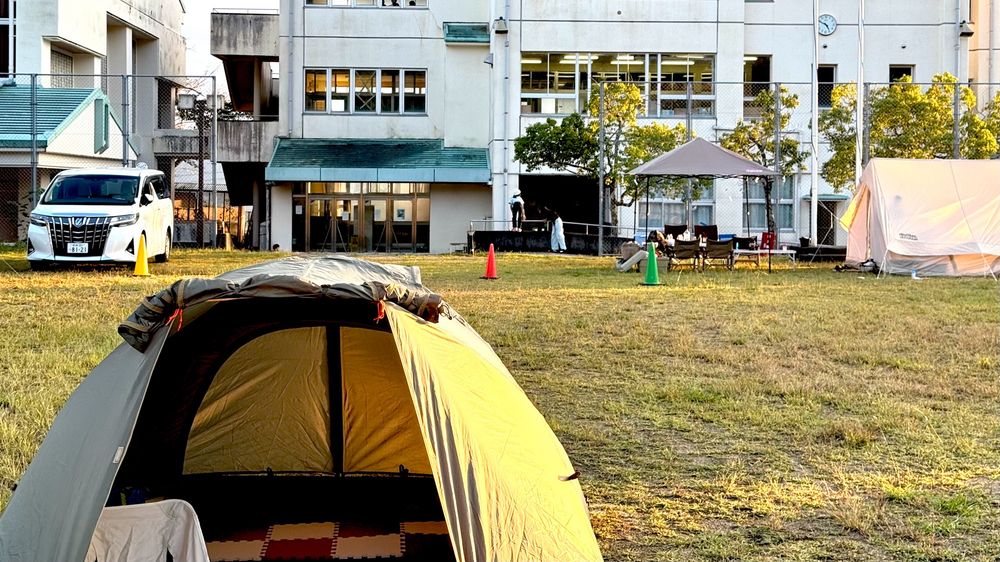 廃校になった学校の校庭でテント建てました

I built tent in the grounds of an abandoned school.