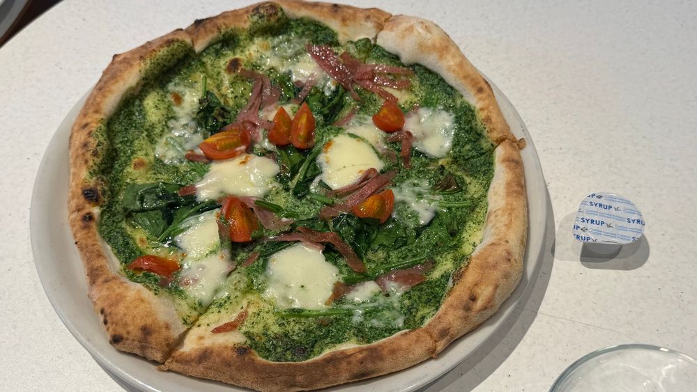 ピザと、コーヒー等に入れる小さなカップ型シロップ

Pizza and syrup in coffee on the left. 