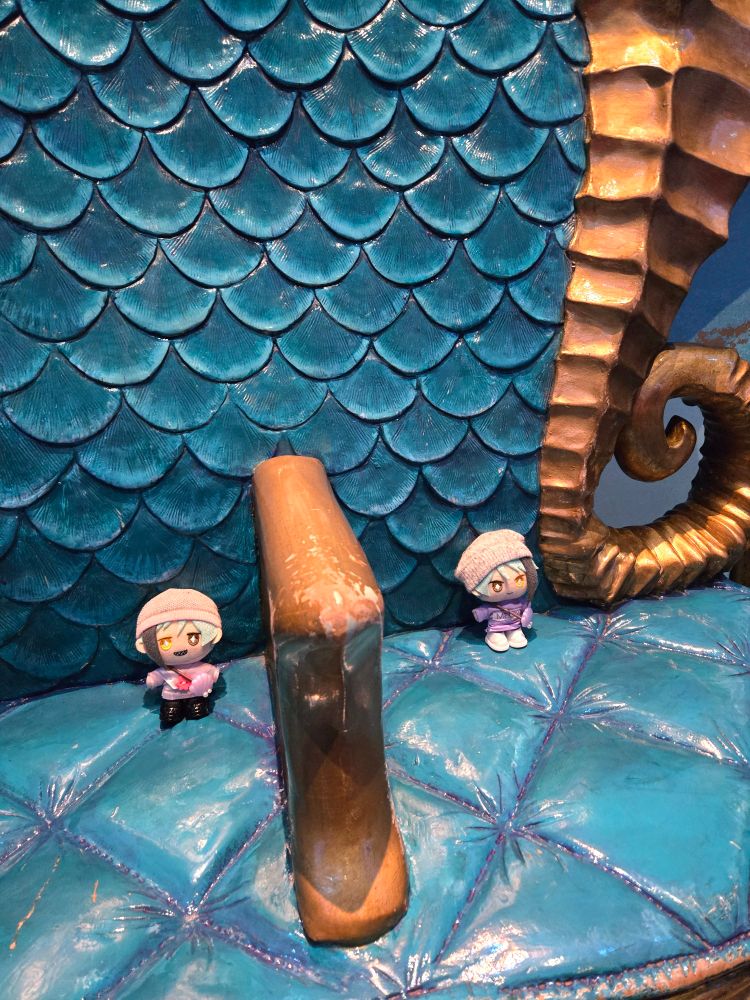 A Jade Leech nui and a Floyd Leech nui sitting in a large ocean-themed throne with two seats