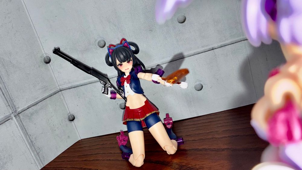 「来ないでください！ぶちますよ！この剣でぶちますよ！！痛いですからね⁉︎」
「え〜仲良くしようよ〜？私とお揃いなんでしょ〜〜」