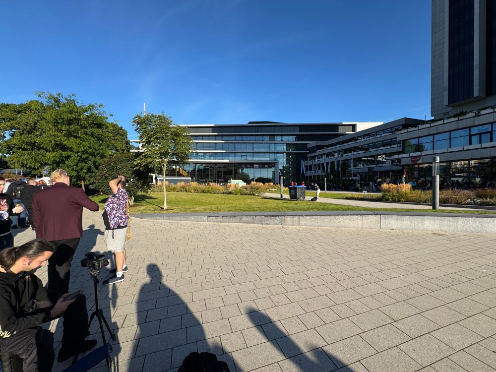 Front of the CCH Hamburg, parts of queues can be seen on both sides.