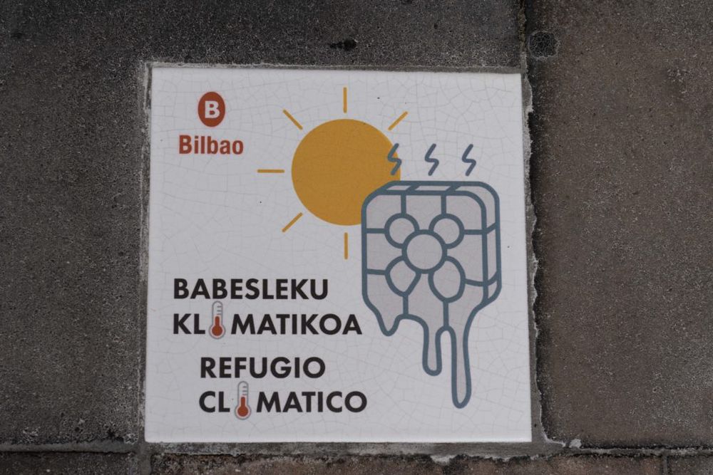 Azulejo para el suelo con la frase “refugio climático” en euskera y castellano. Se puede encontrar por el suelo de Bilbao 