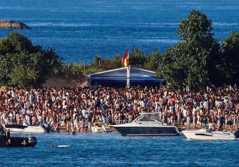 Playa de El Puntal de Somo (Cantabria) llenísima de gente. 