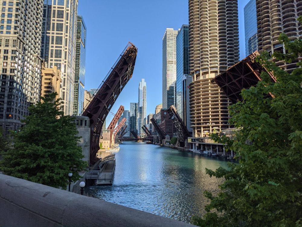 All bridges downtown lifted to treat the Chicago river as a moat during May 2020 uprisings