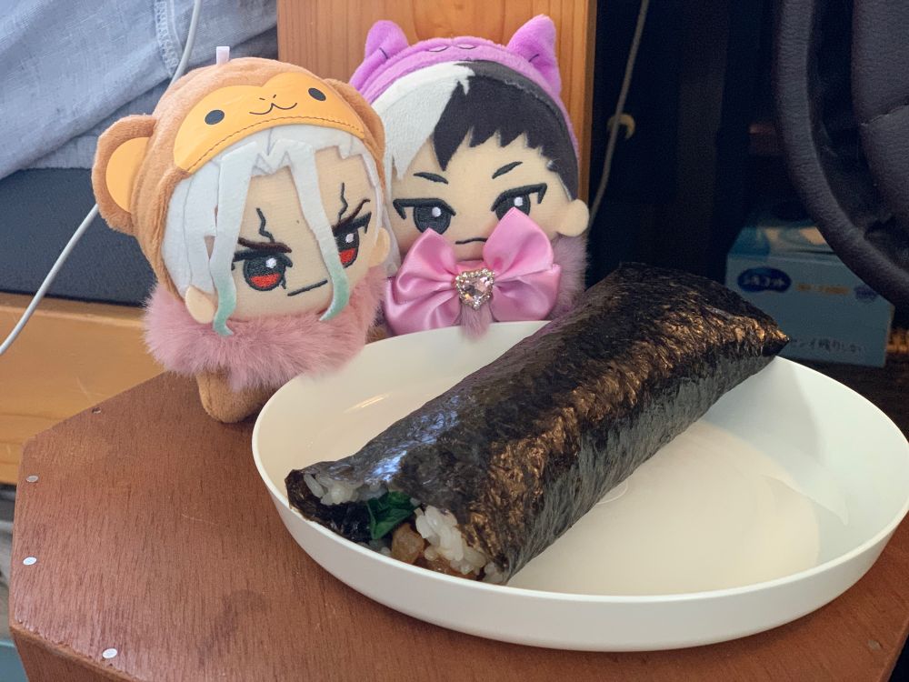 恵方巻きを見る千空とゲンのぬいぐるみ
