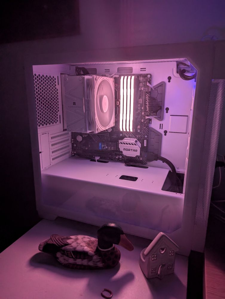 Ordenador sobremesa blanco con iluminación RGB