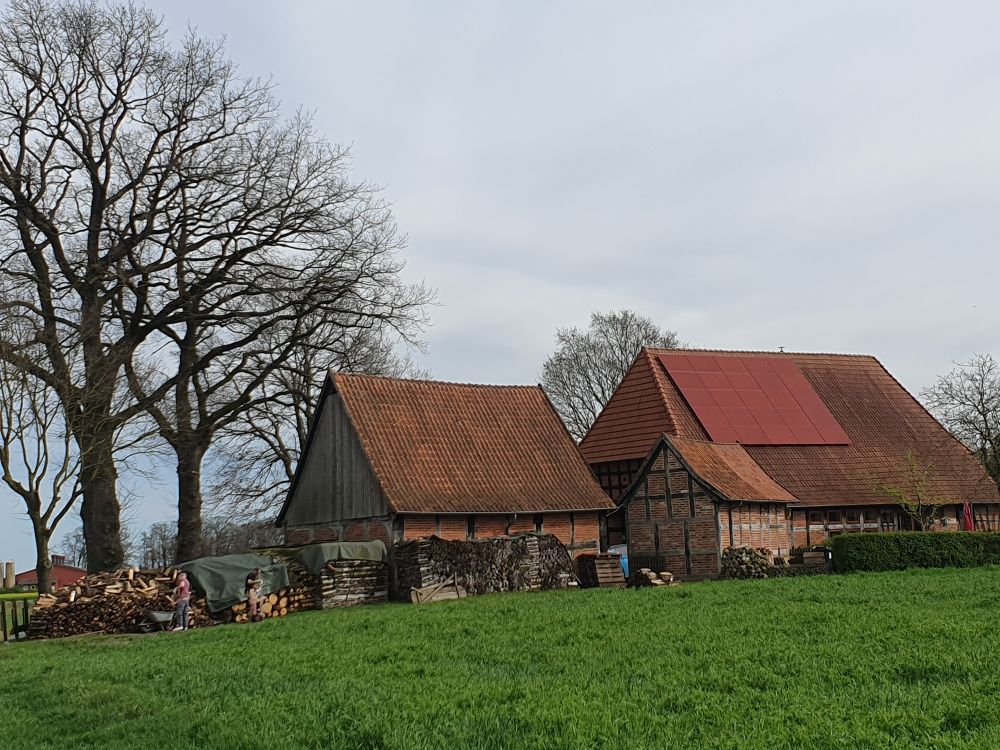 Rote PV- Module auf denkmalgeschütztem niedersächsischen 6-Ständer-Fachwerkhaus