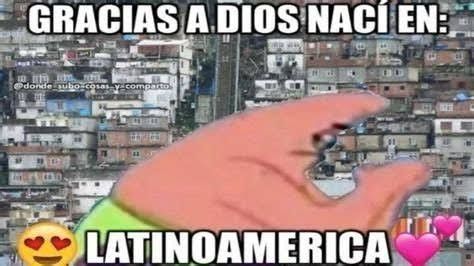 meme de gracias a dios naci en latino america com emoji de coração e no fundo uma típica paisagem latino americana com casas de tijolos expostos, caixas dágua no morro