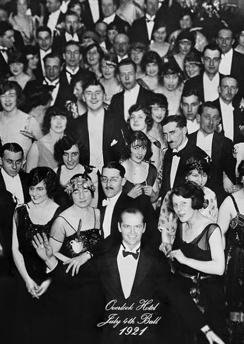 Bilde av Jack Nicholson i en fullsatt ballsal fra filmen The Shining
