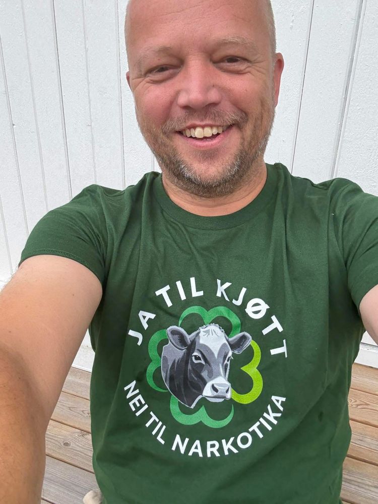 SP-trygve med grønn skjorte der det står "Ja til kjøtt, Nei til narkotika"