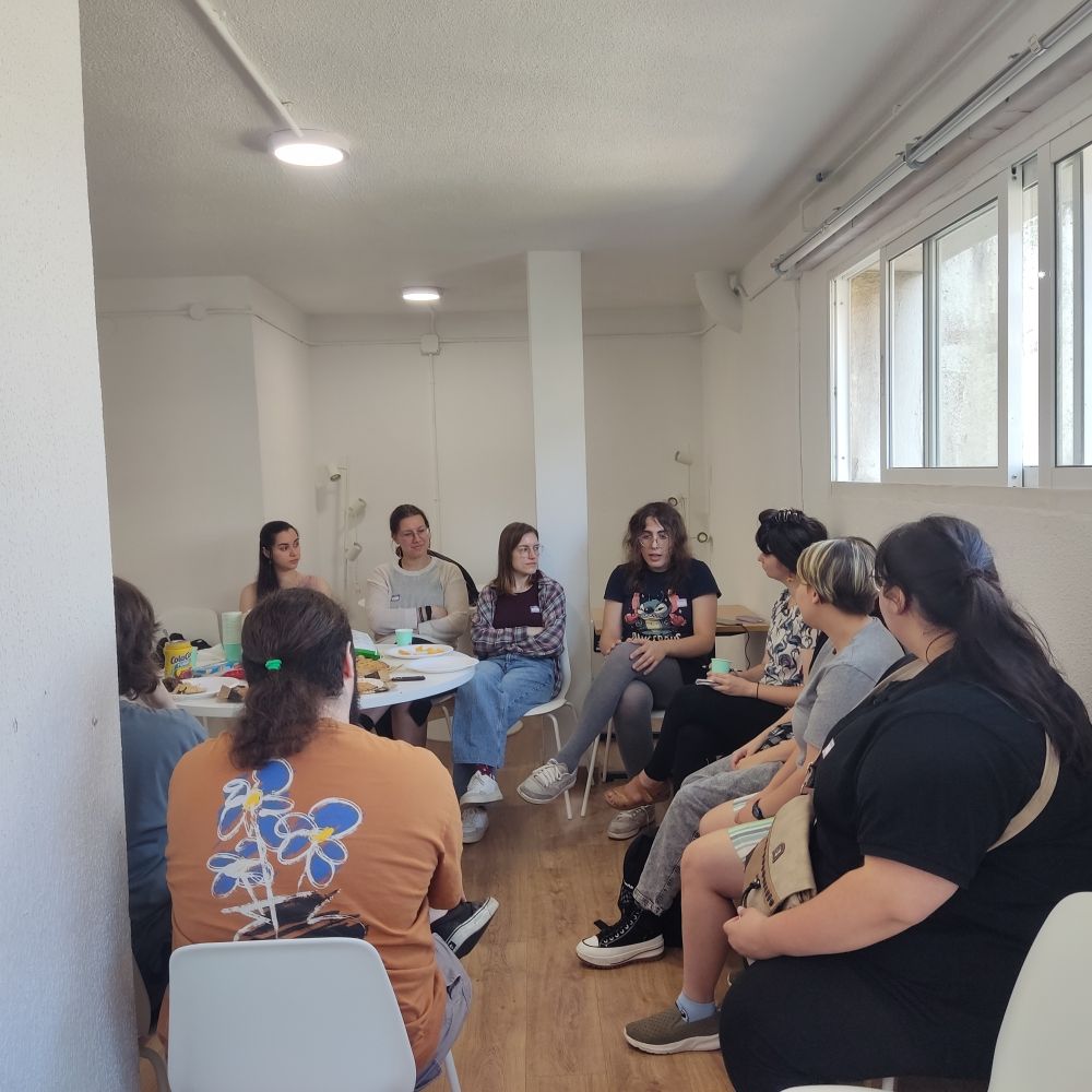 Varies asistentes del meetup de A Coruña de FemDevs hablando.