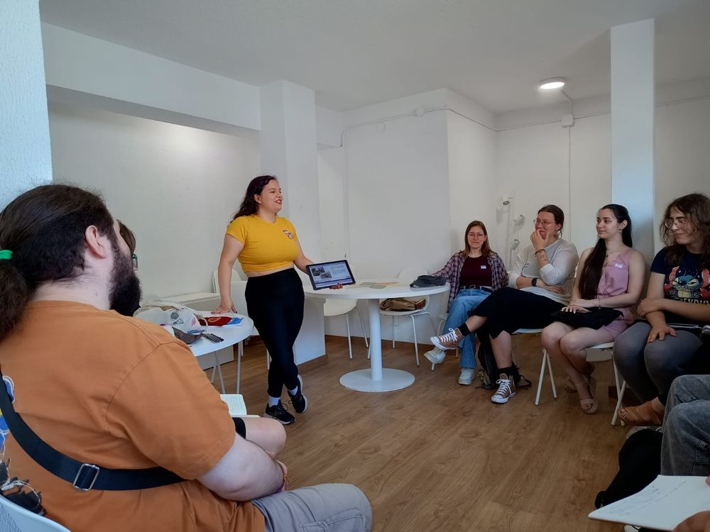 Nuestra compañera Sara hablando sobre nuestra asociación a otres asistentes al primer meetup de A Coruña.