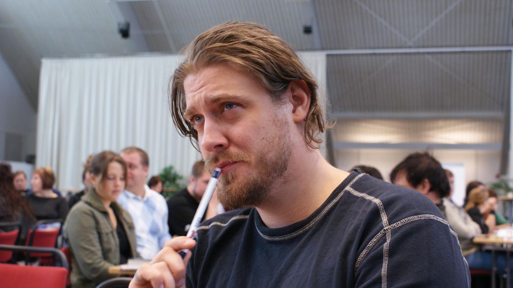 Äldre bild på mig när jag är på tvärfacklig LO-utbildning på Runö. Tänker hårt. Pennan mot munnen och en funderande blick - lite tillgjord ;)