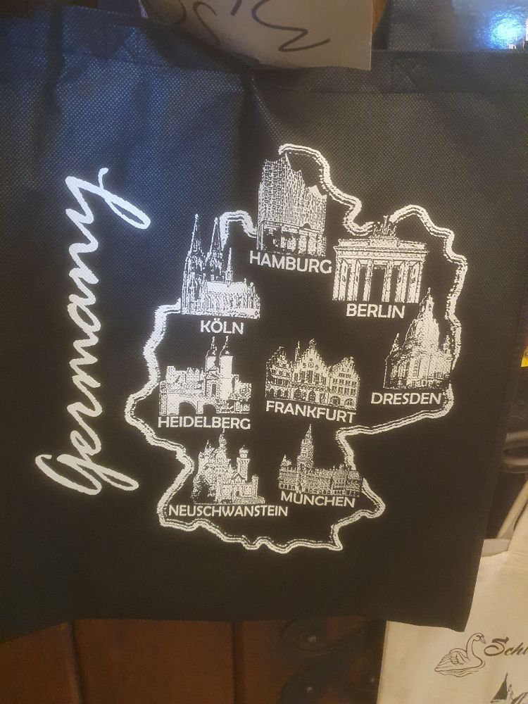 Grafik einer Deutschlandkarte mit acht "interessant" eingezeichneten Städten inkl Sehenswürdigkeit.