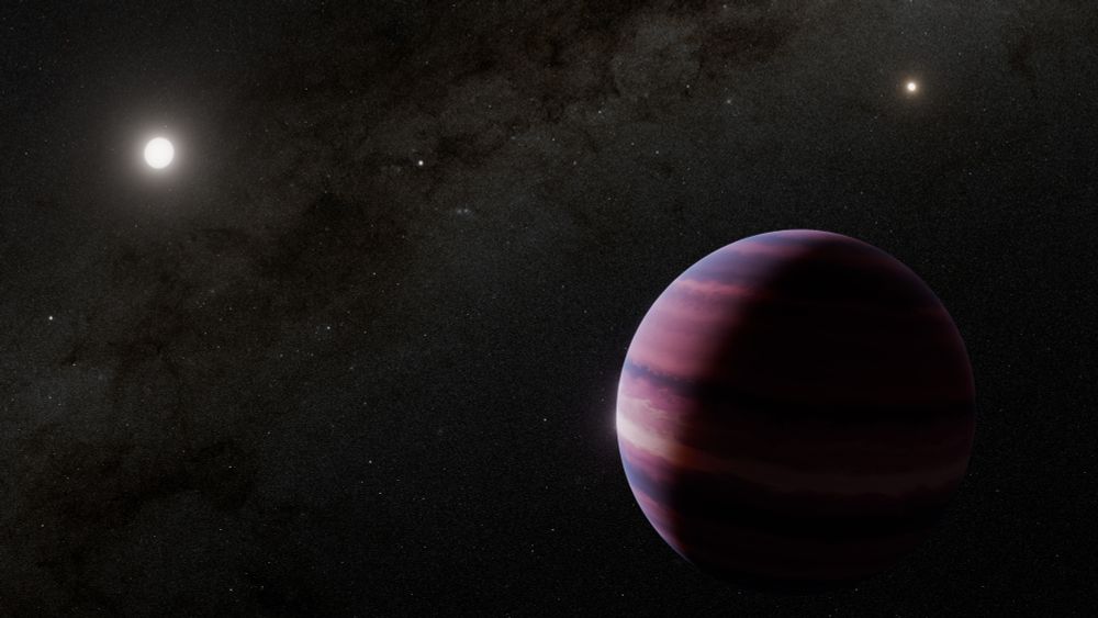 Cette illustration artistique montre à quoi pourrait ressembler une géante gazeuse en orbite autour d'Alpha Centauri A. Les observations du système stellaire triple Alpha Centauri réalisées à l'aide du télescope spatial James Webb de la NASA indiquent la présence potentielle d'une géante gazeuse, d'une masse équivalente à celle de Saturne, en orbite autour de l'étoile à une distance environ deux fois supérieure à celle qui sépare le Soleil de la Terre.
Dans cette illustration, Alpha Centauri A est représentée en haut à gauche de la planète, tandis que l'autre étoile similaire au Soleil du système, Alpha Centauri B, se trouve en haut à droite. Notre Soleil est représenté par un petit point lumineux entre ces deux étoiles.
Crédit image NASA, ESA, CSA, STScI, Robert L. Hurt (Caltech/IPAC)
