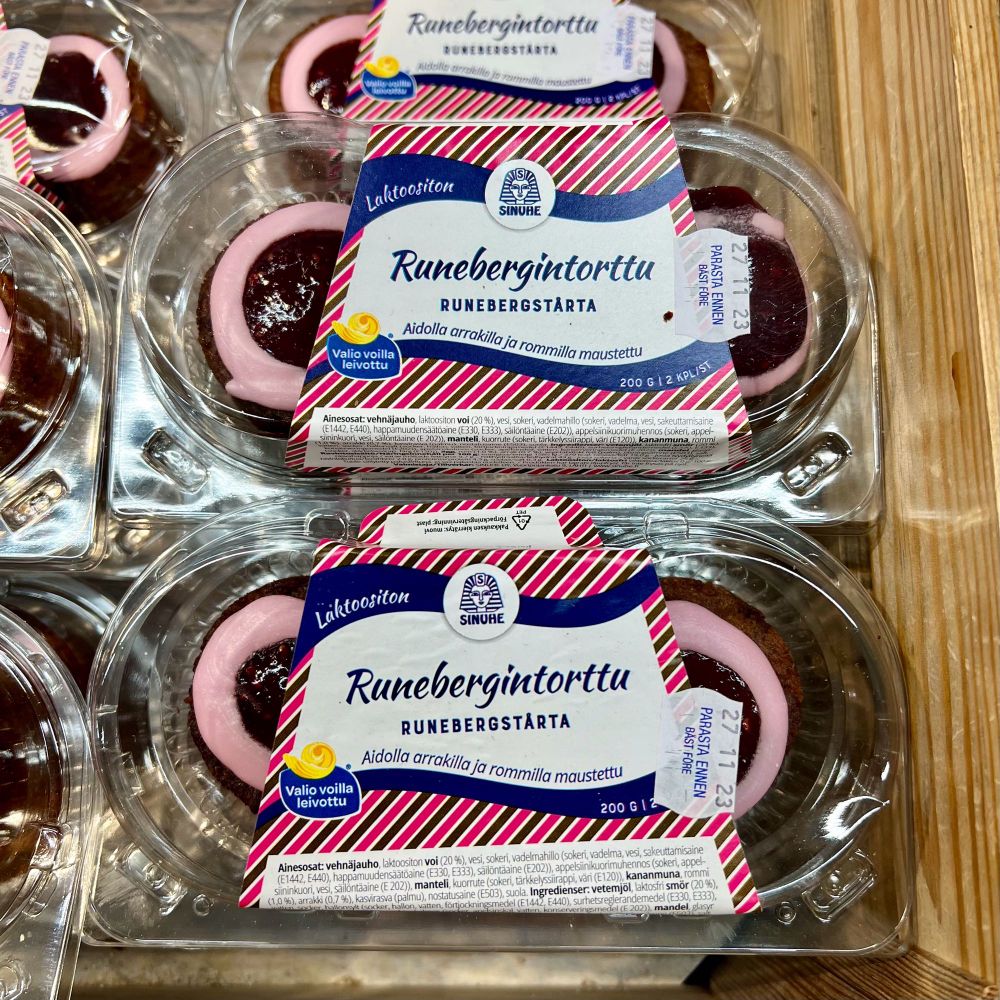 Runebergintorttuja pakkauksissaan