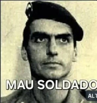 Foto de Bolsonaro jovem com cara de bosta e bonézinho de militar. Escrito mau soldado 