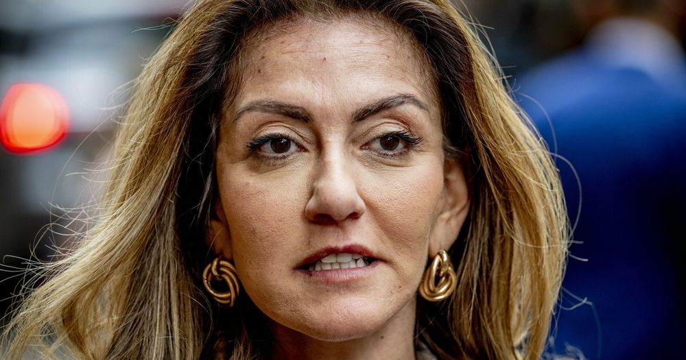 Dilan Yeşilgöz heeft na ruim een maand sorry gezegd voor haar tweet over Douwe Bob. De VVD-leider vindt nu dat ze de zanger geen Jodenhater had moeten noemen. Daarmee is voor beiden de zaak afgesloten. Maar de grote vraag is of kiezers dat ook vinden.